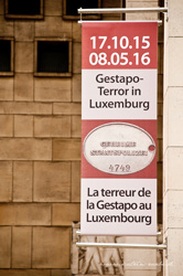 Ausstellung „Gestapo-Terror in Luxemburg“: Außenwerbung des Museums