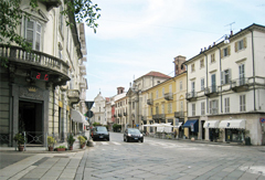 Die selbe Straße in Vercelli im Jahr 2016 Die selbe Straße in Vercelli im Jahr 2016